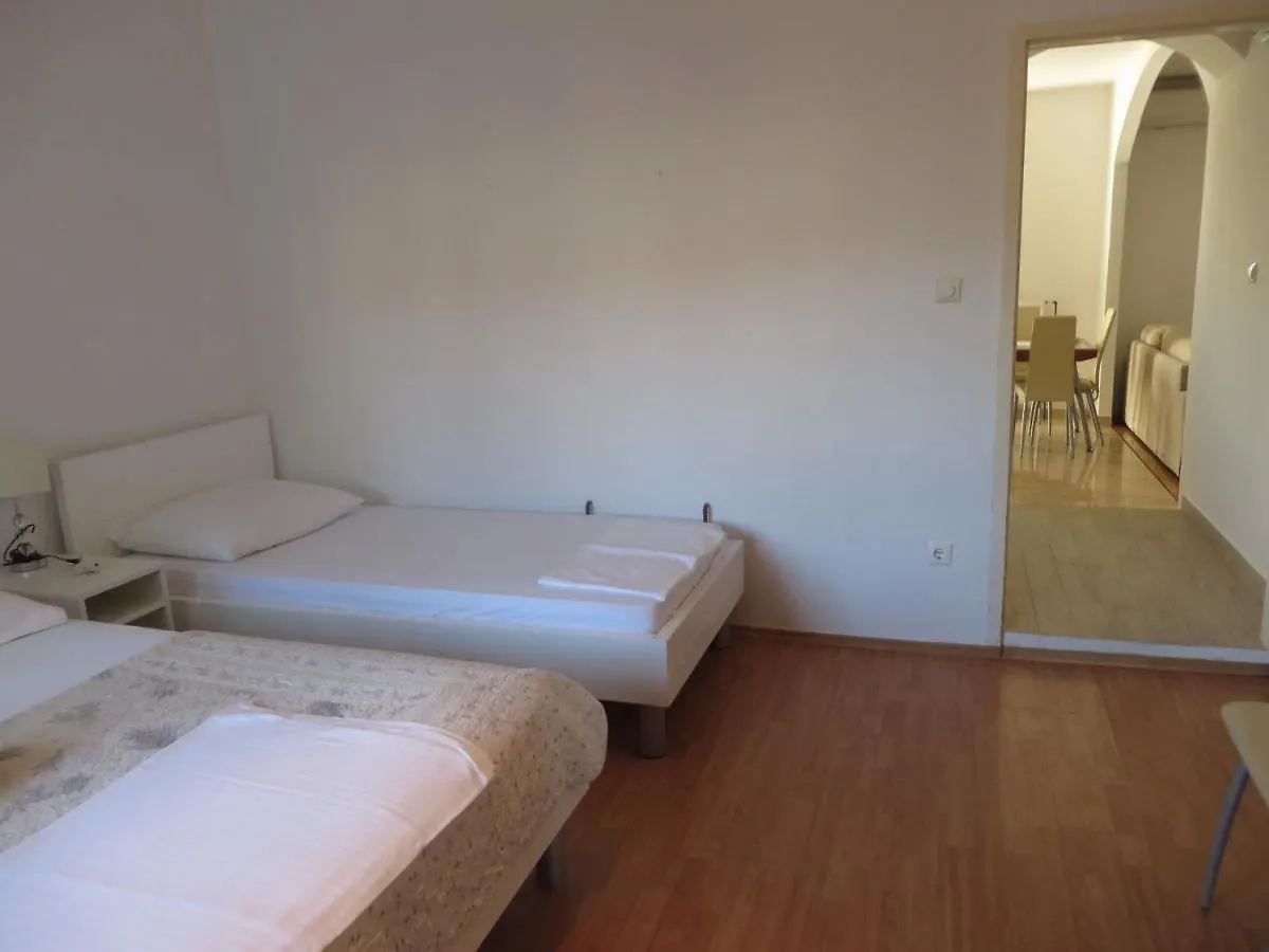 Apartments Tonka Pakoštane 0*,