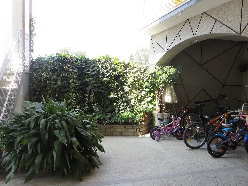 Apartments Tonka Pakoštane
