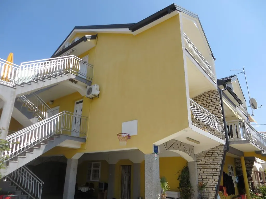 Apartments Tonka Pakoštane