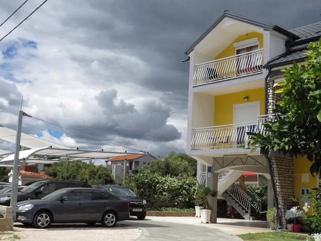 Apartments Tonka Pakoštane