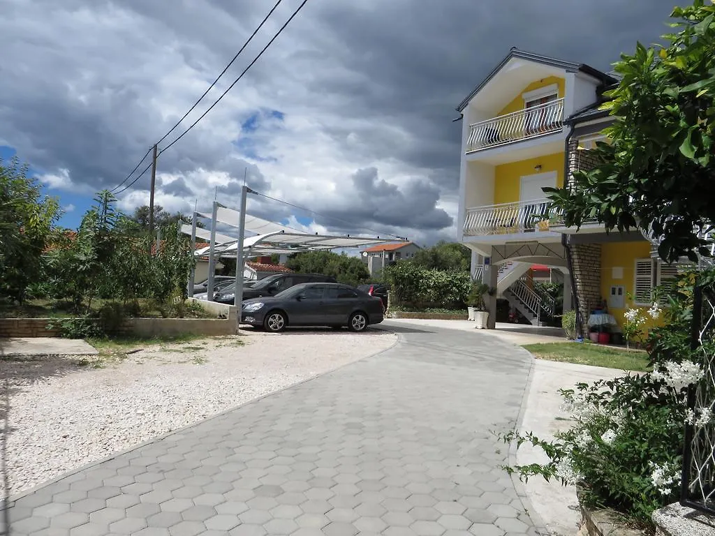 Apartments Tonka Pakoštane