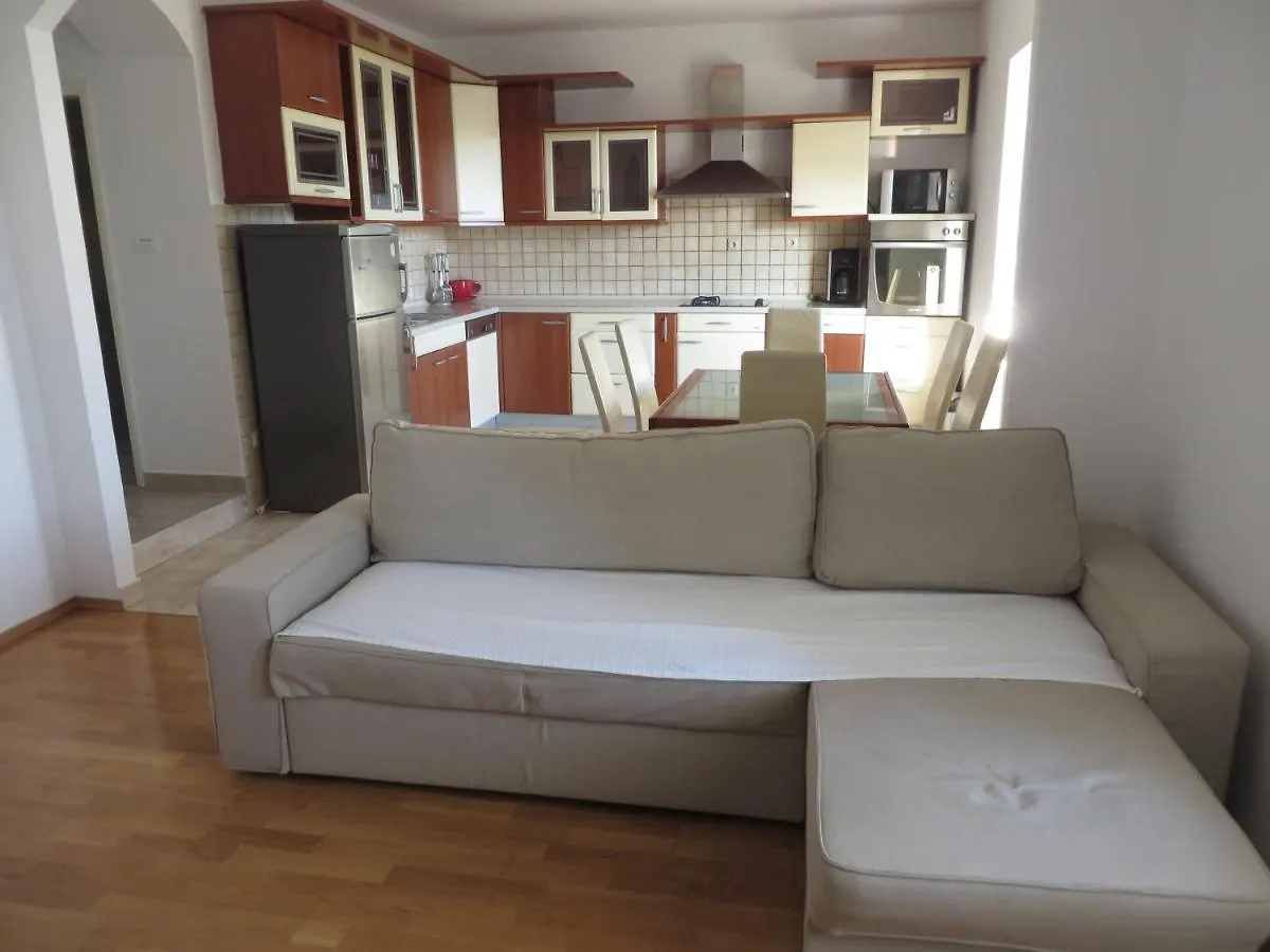 Apartments Tonka Pakostane