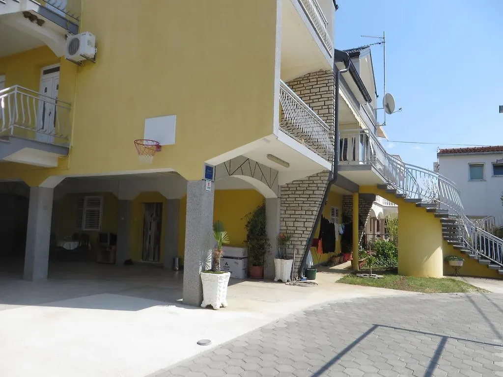 Apartments Tonka Pakostane 0*,
